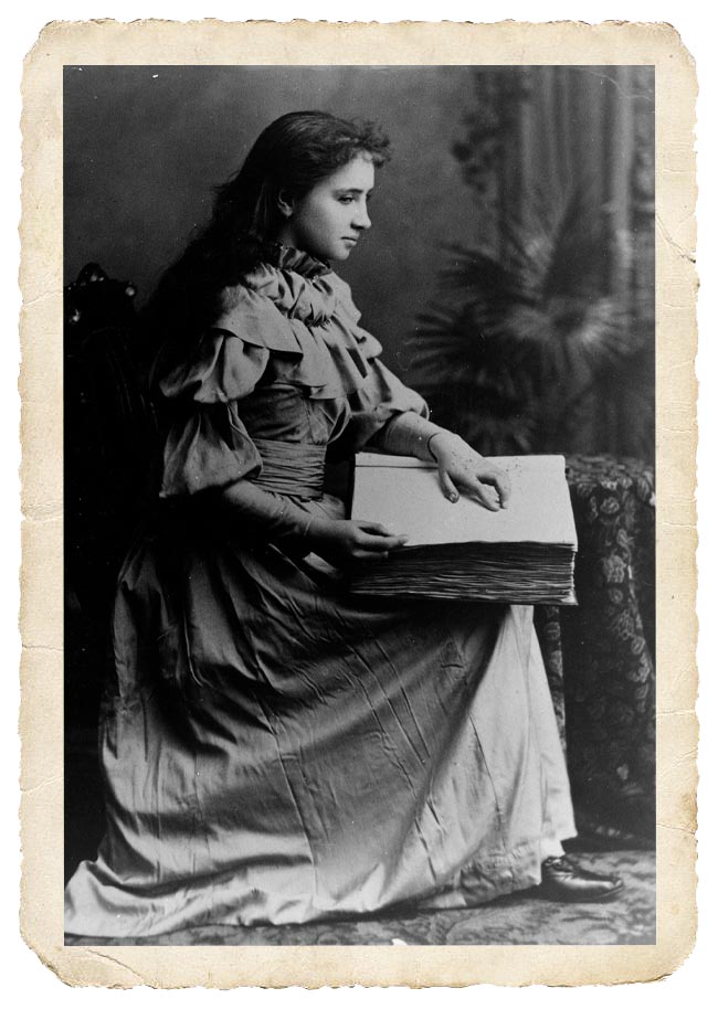 Photo Helen Keller lisant du braille