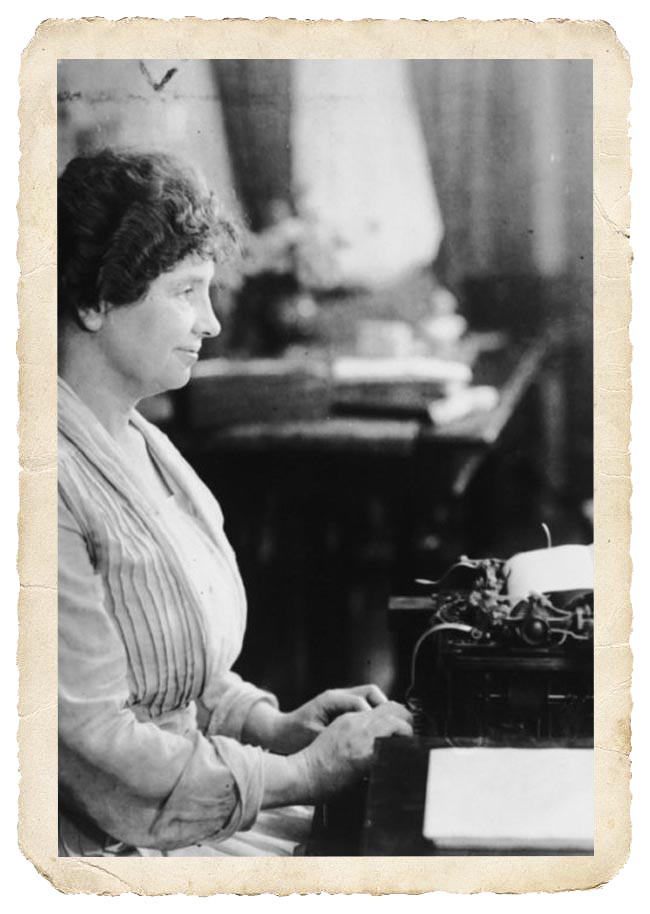 Photo Helen Keller sur une machine à écrire