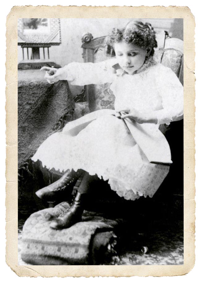 Photo Helen Keller lisant du braille